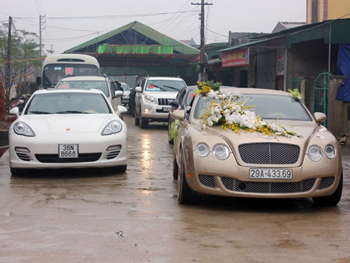 Xuất phát từ xã Mai Phụ, huyện Lộc Hà (Hà Tĩnh), dàn siêu xe rước dâu bắt đầu xuất phát với chiếc xe dâu Benley Coupe Continental GT màu café sữa. Lịch trình của đoàn xe sẽ đi đến TP. Vinh để tổ chức lễ cưới.